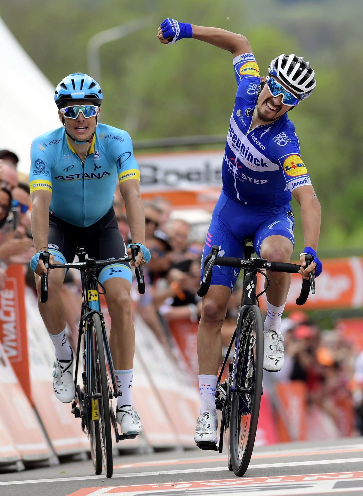 Julian Alaphilippe (Deceuninck-QuickStep) beats Jakob Fuglsang (Astana) at Fleche Wallonne.