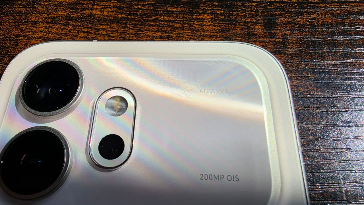 The Honor 600 on a desk