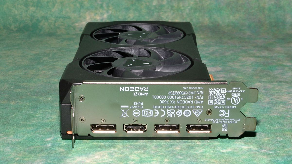 AMD Radeon RX 7600 unboxing and card photos