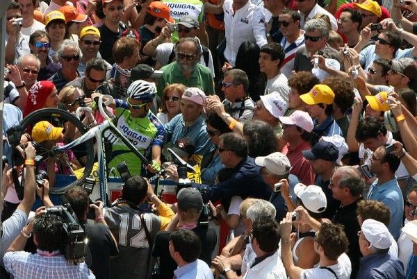 Ivan Basso (Liquigas) makes his way to the start.