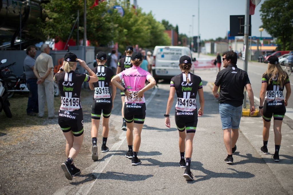 The Liv-Plantur team walking to sign on