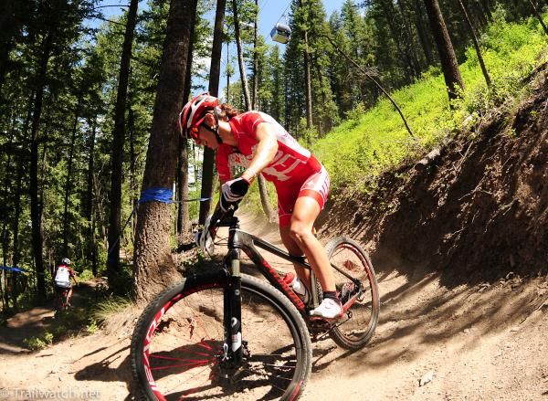 Lea Davison (Specialized) rides in third place