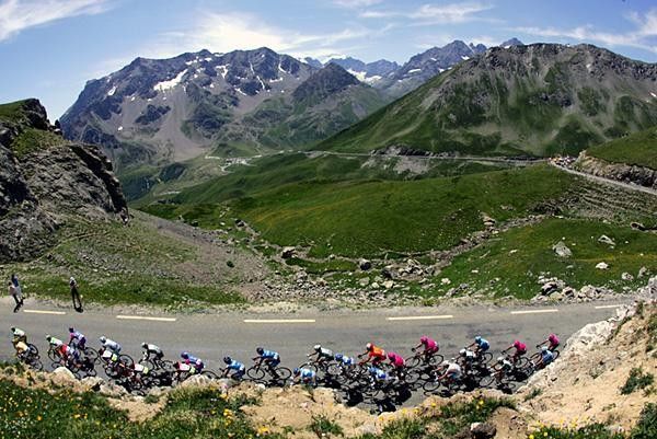 The long climb and scenic backdrop of the Galibier.