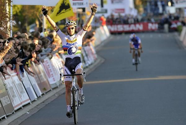 Zdenek Stybar (Telenet - Fidea) had time to celebrate his victory ahead of runner-up Bart Aernouts (Rabo - Giant Offroad Team).