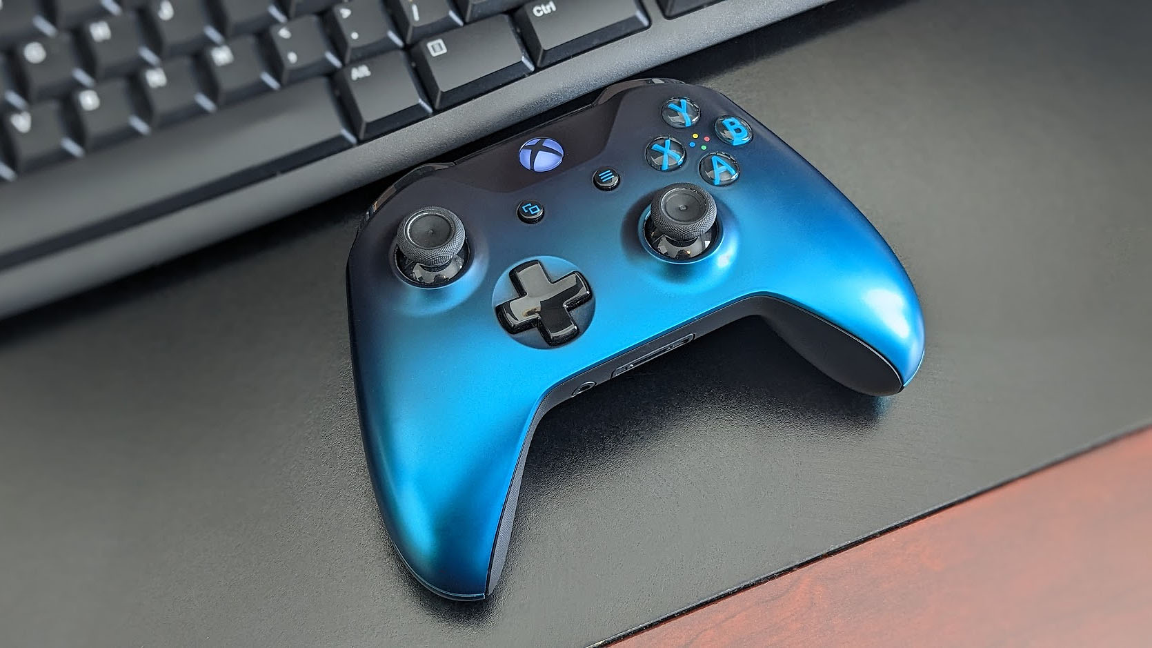 Xbox Wireless Controller ao lado do teclado.