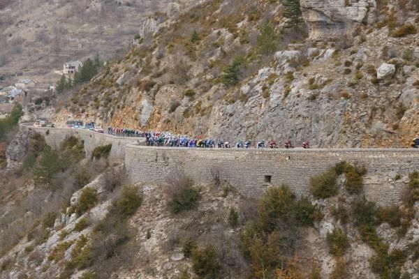 The peloton on stage 5 of Paris-Nice