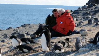 Our Planet -dokumentin henkilöt rannalla pingviinien seurassa