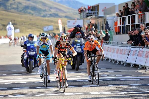 Alejandro Valverde (Caisse d'Epargne) closes for second.
