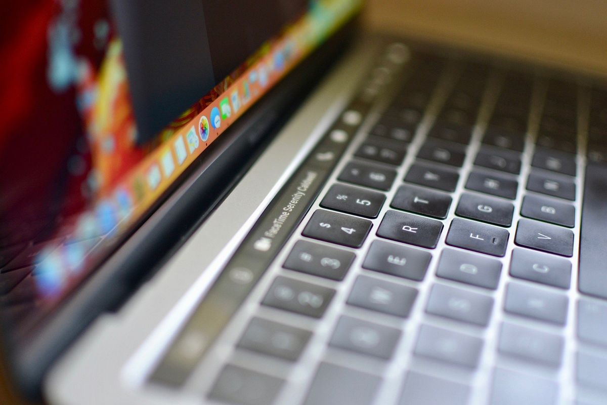 Apple patent points to displays on keyboards and trackpads. Proves ...