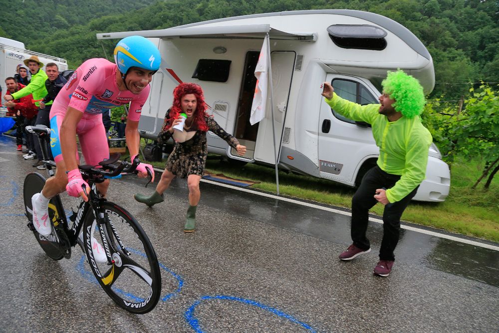 Fabio Aru (Astana) losing his maglia rosa