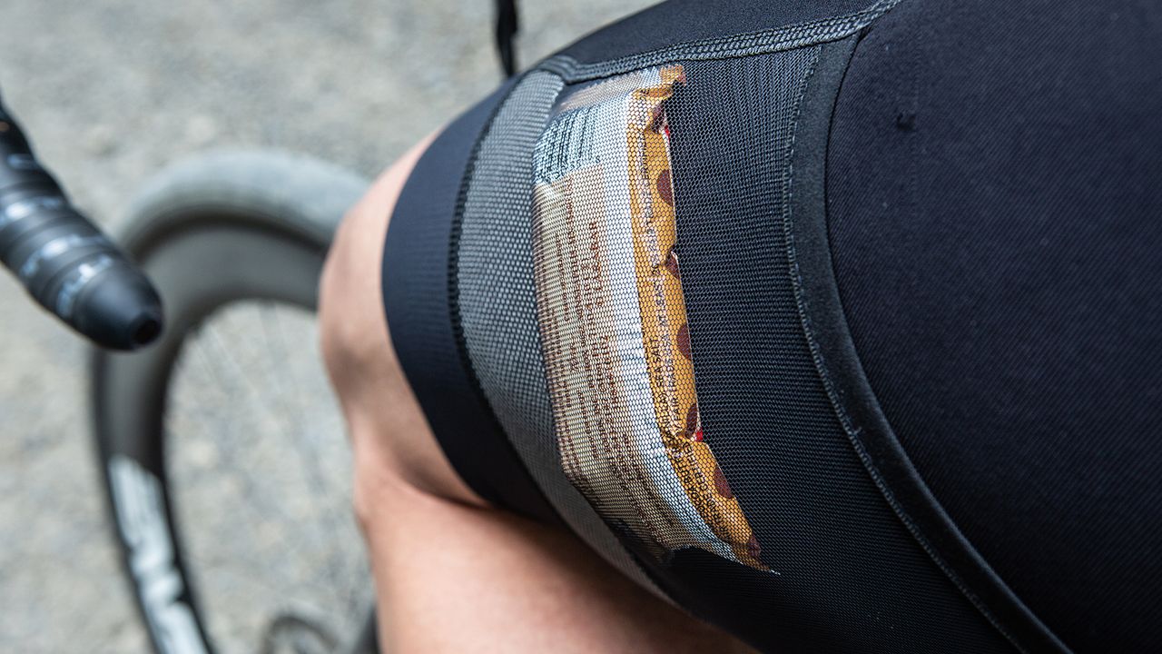 The Super Giara bib shorts feature pockets on the legs and back section of the bib shorts