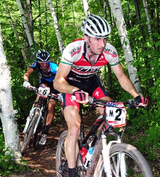 Sid Taberlay (ShoAir) leads the race followed by Sam Schultz (Gary Fisher/Subaru)