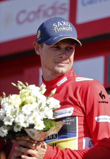 Nicolas Roche (Team Saxo-Tinkoff) moves into red