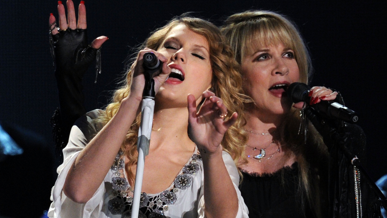 Musicians Taylor Swift (L) and Stevie Nicks perform onstage during the 52nd Annual GRAMMY Awards held at Staples Center on January 31, 2010 in Los Angeles, California.