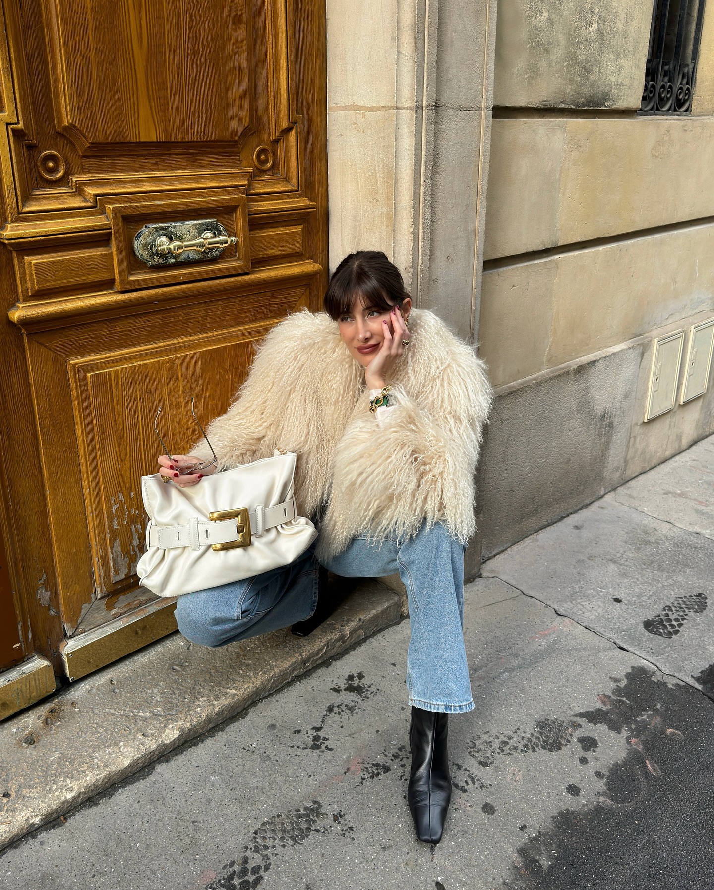 An image of @juliesfi wearing one of the best clutch bags.
