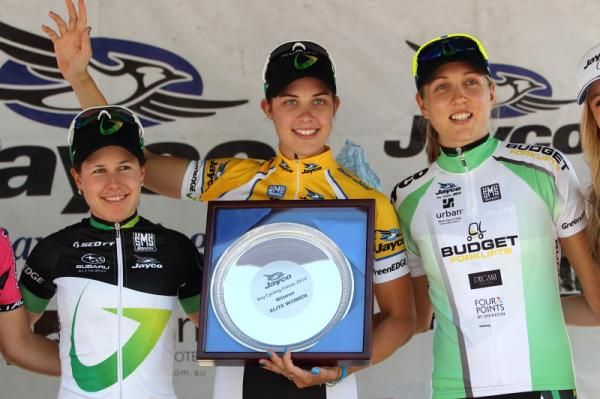 Amanda Spratt, Melissa Hoskins and Shara Gillow (GreenEDGE) on the podium