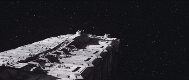 El Razor Crest tiene que realizar algunas maniobras extravagantes para evitar ser detectado y aterrizar en el transporte penitenciario de la Nueva República. (Crédito de la imagen: Lucasfilm / Disney)