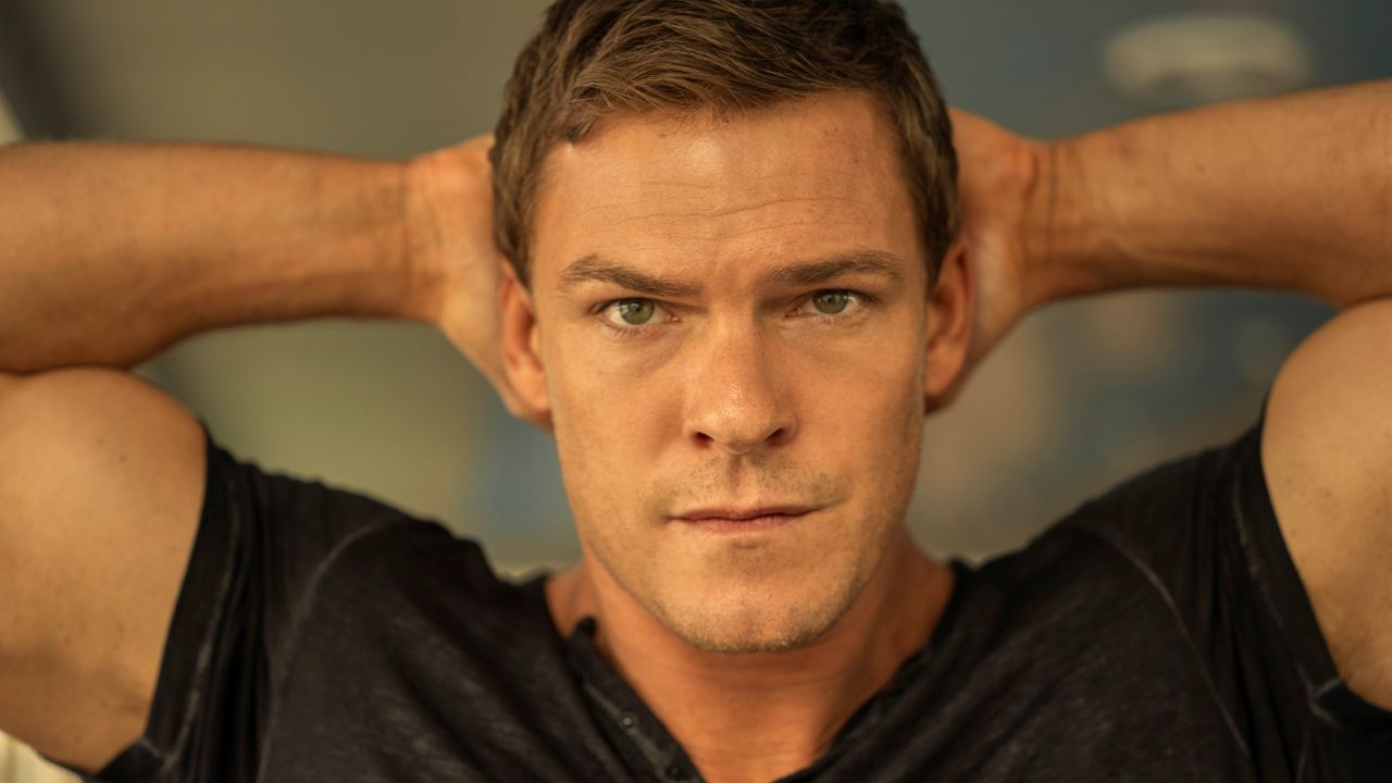 Alan Ritchson as Jack Reacher in Reacher