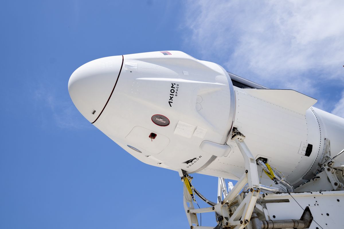 SpaceX rolt een Falcon 9-raket en Dragon-capsule om Ax-1-astronaut te lanceren (foto’s)