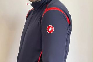 Image shows a rider wearing the Castelli Perfetto ROS long sleeve jacket.