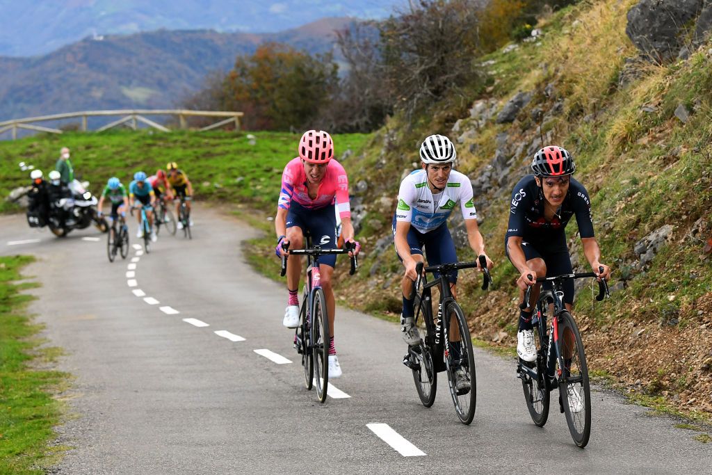 ALTODELANGLIRU SPAIN NOVEMBER 01 Hugh Carthy of The United Kingdom and Team EF Pro Cycling Richard Carapaz of Ecuador and Team INEOS Grenadiers Enric Mas Nicolau of Spain and Movistar Team White Best Young Jersey Breakaway Mountains during the 75th Tour of Spain 2020 Stage 12 a 1094km stage from Pola de Laviana to Alto de lAngliru 1560m lavuelta LaVuelta20 La Vuelta on November 01 2020 in Alto de lAngliru Spain Photo by David RamosGetty Images