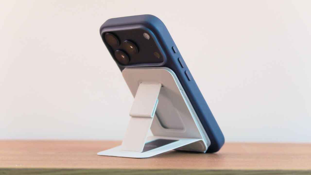 iPhone 17 series case roundup Moft tripod portrait