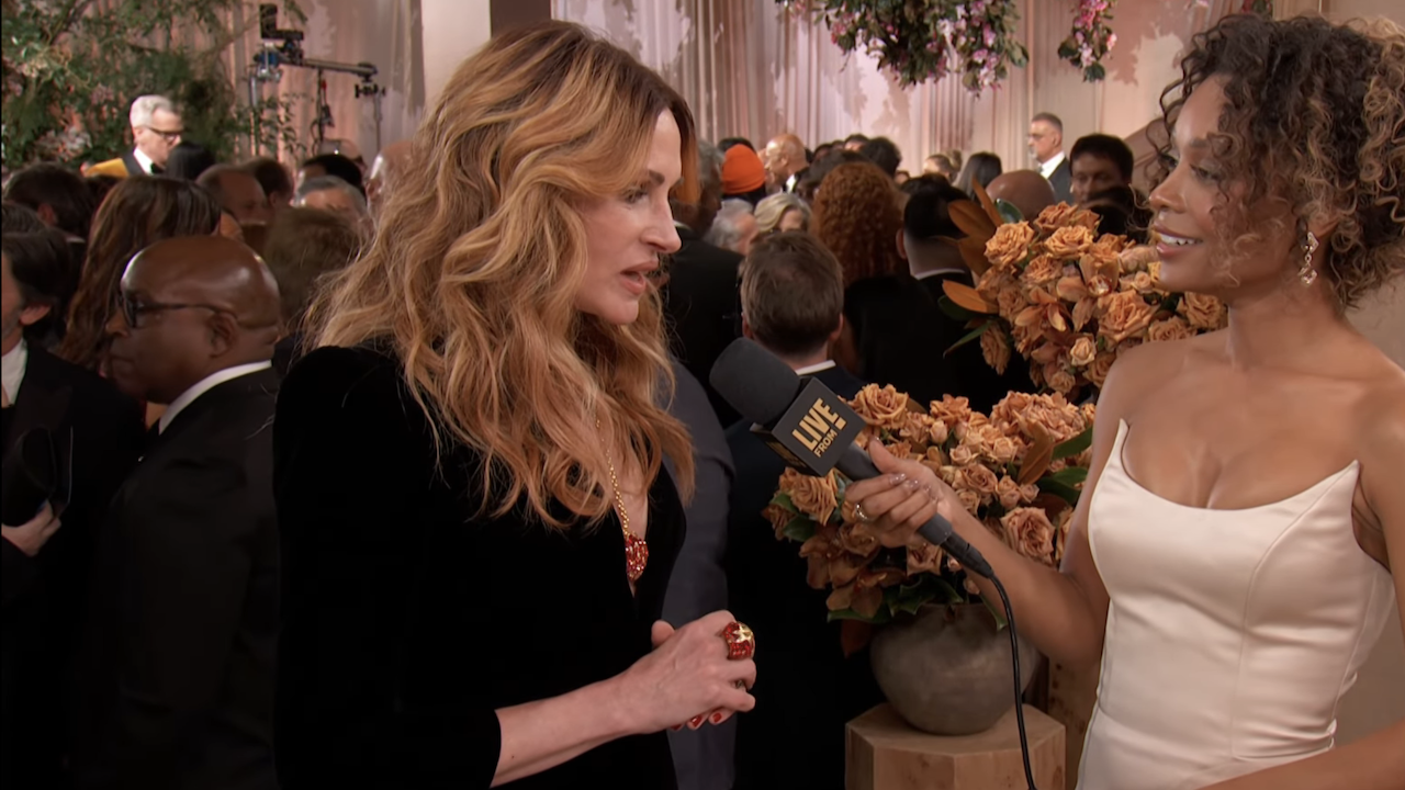 Julia Roberts wearing ornate necklace and ring on 2026 Golden Globes red carpet