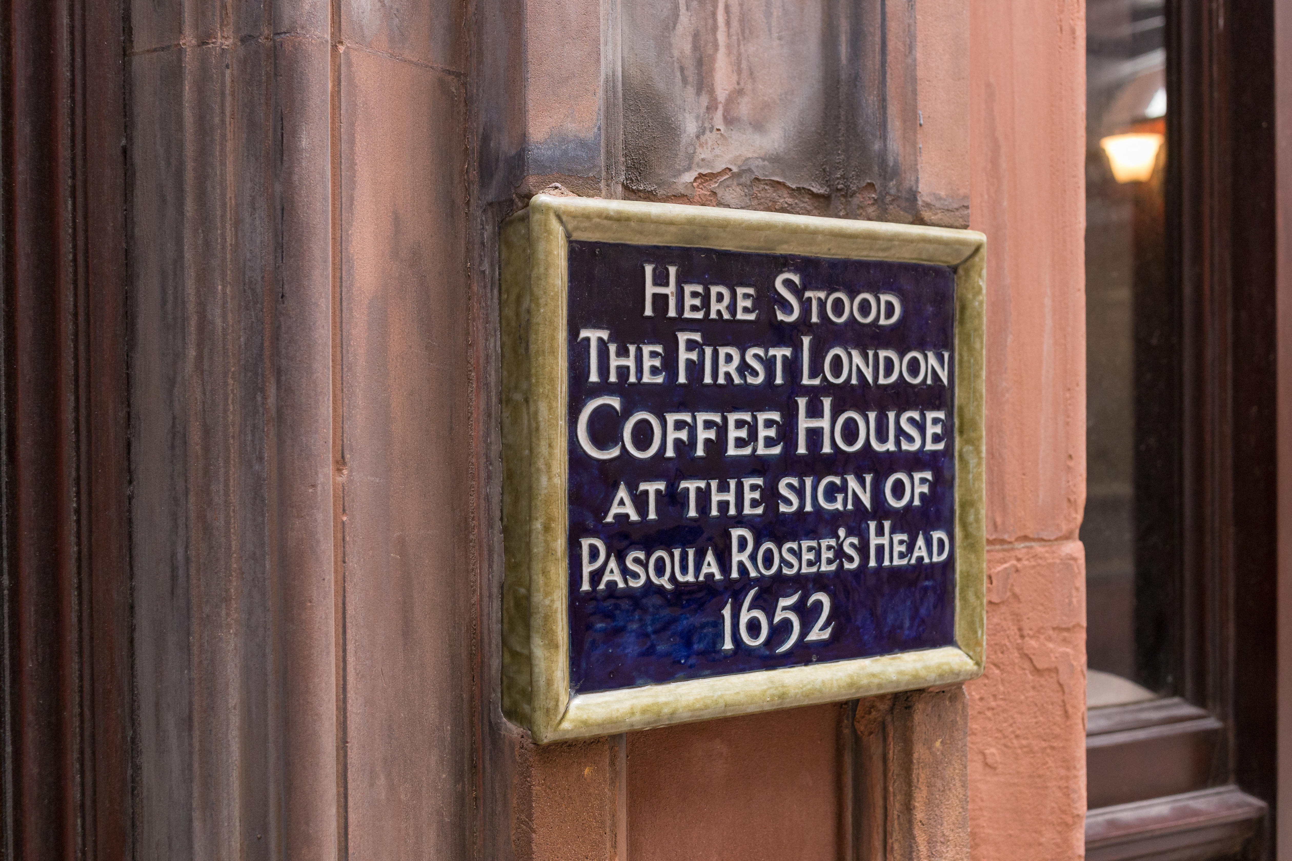 M5PN2C A commemorative plaque marking the location of London's first coffee house, opened by Pasqua Rosee in 1652. St Michaels Alley near Cornhill, London.