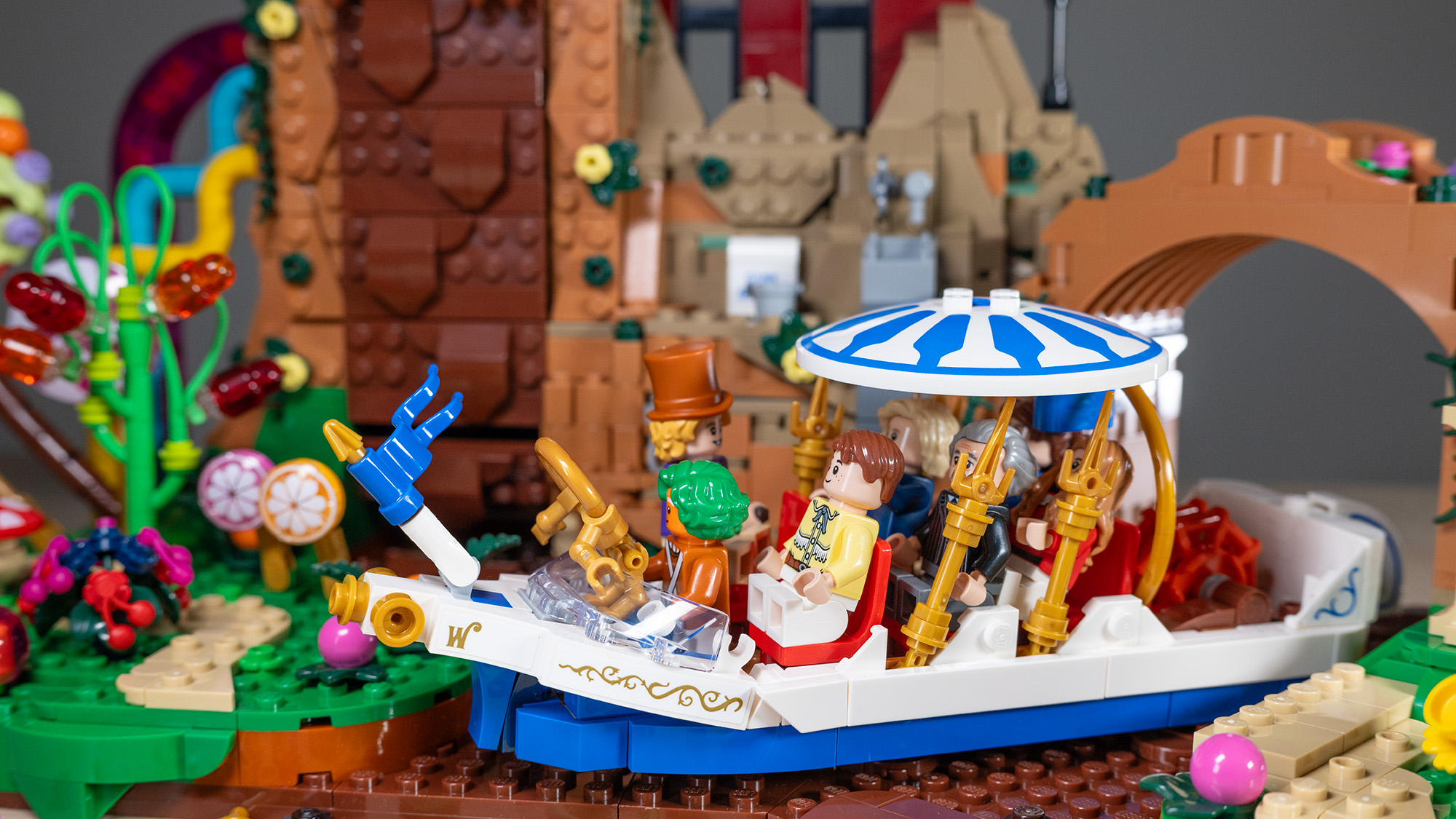 Lego Ideas Willy Wonka & the Chocolate Factory (21360) set. Wonkatania boat close-up.