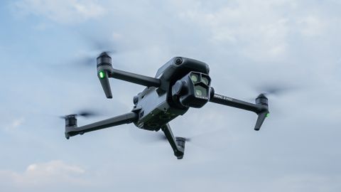 Le drone DJI Mavic 3 Pro en vol par temps nuageux 