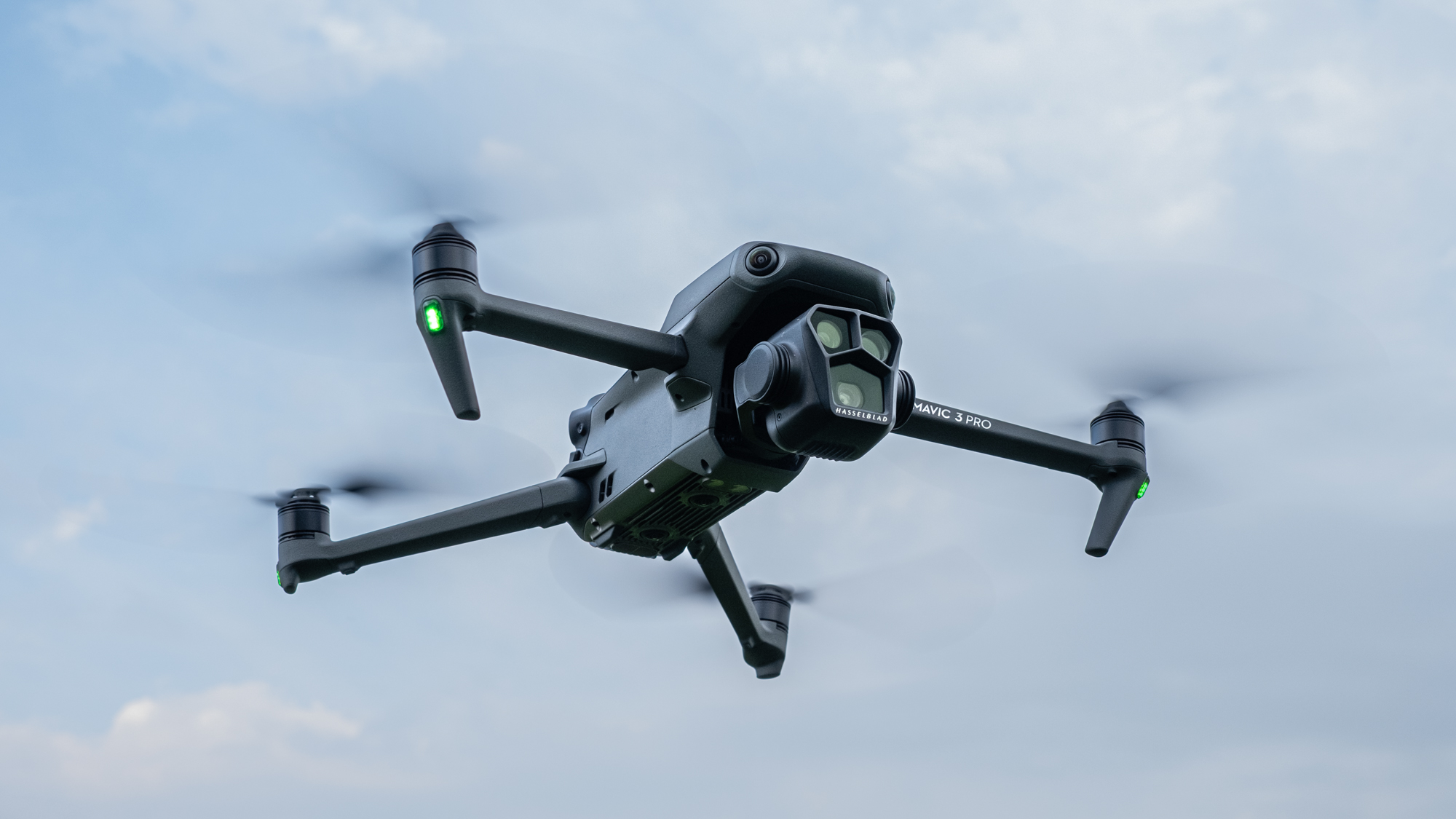 DJI Mavic 3 Pro drone lentää pilvisellä taivaalla