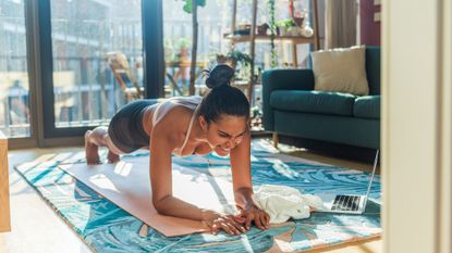 woman doing the plank during a home workout