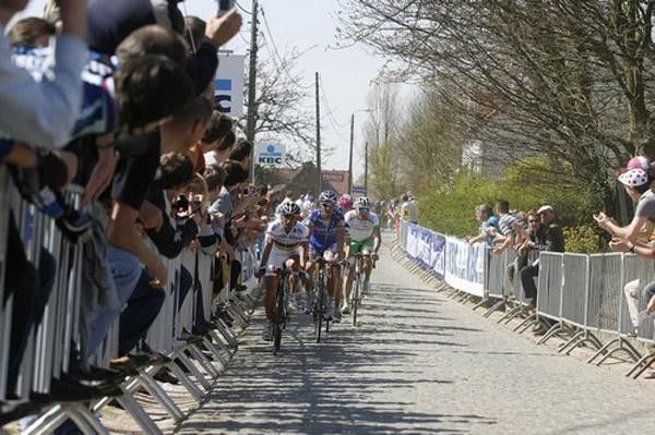 Bettini leads on the cobbles