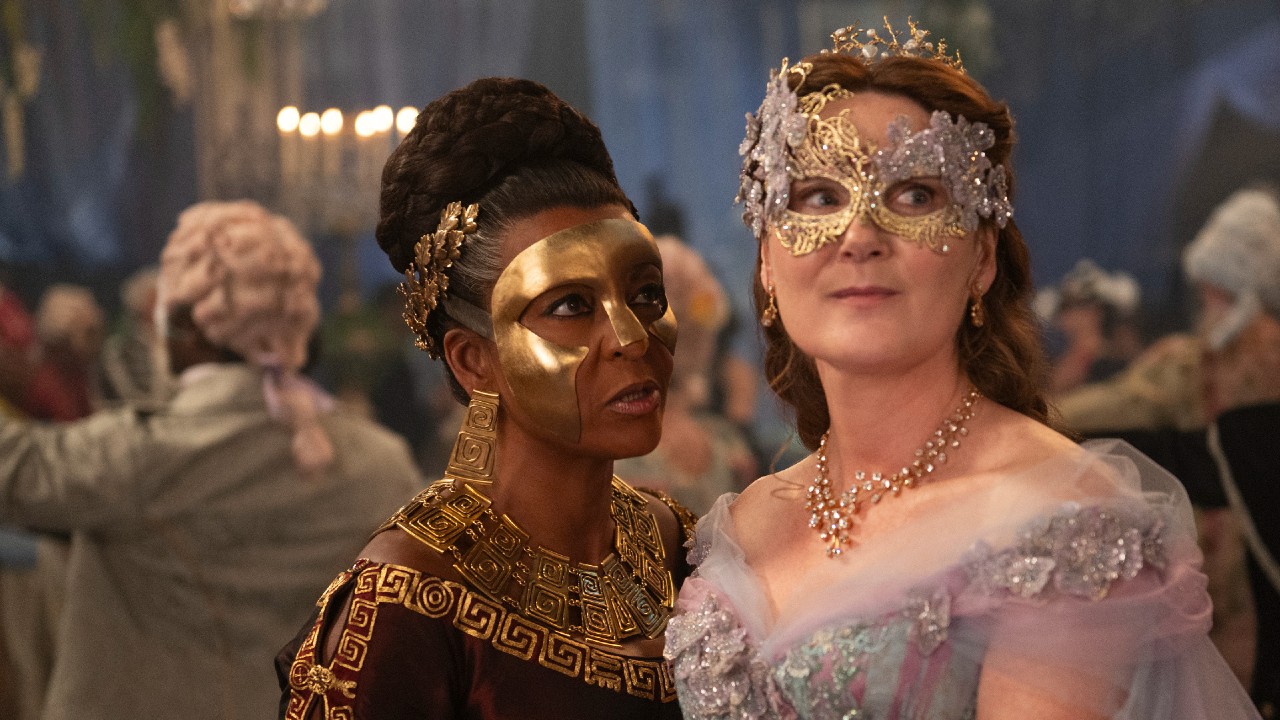 From left to riht: Lady Danbury and Violet Bridgerton at the masqurade ball.
