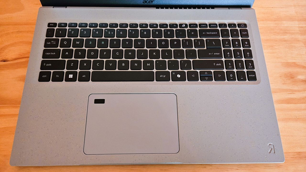 Acer Aspire Vero 16 - wide view of the keypad and mousepad from above
