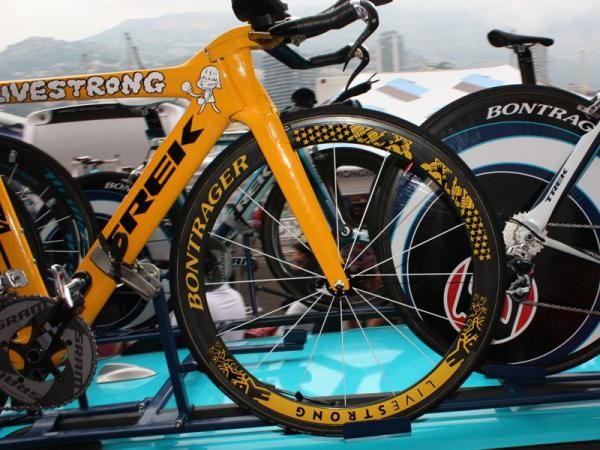 Looks like this front wheel was perhaps borrowed from Armstrong's Madone.