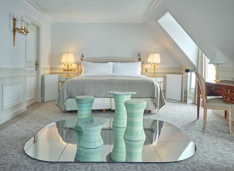 Suite 1835 Le Meurice Paris: o novo luxo é dormir dentro de uma instalação de arte