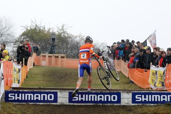 Mike Teunissen (Netherlands) alone in the lead.