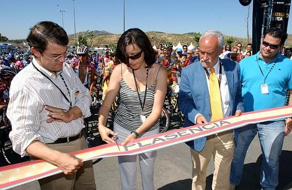 Cutting the ribbon in Plasencia