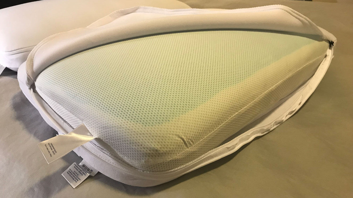 O interior de um travesseiro de espuma Casper com tecnologia de neve