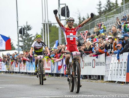 Jolanda Neff (Stoeckli Pro Team) wins ahead of Gunn-Rita Dahle Flesjaa (Multivan Merida Biking Team)