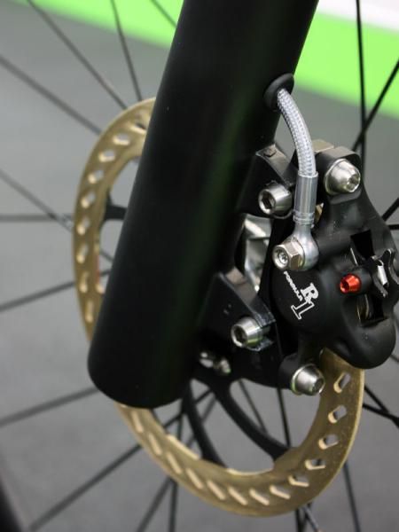 The Formula R1 hydraulic disc brake clamps down on coated alloy rotors.