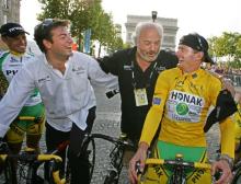 Andy Rihs (center) with John Lelangue and Floyd Landis after the 2006 Tour de France.