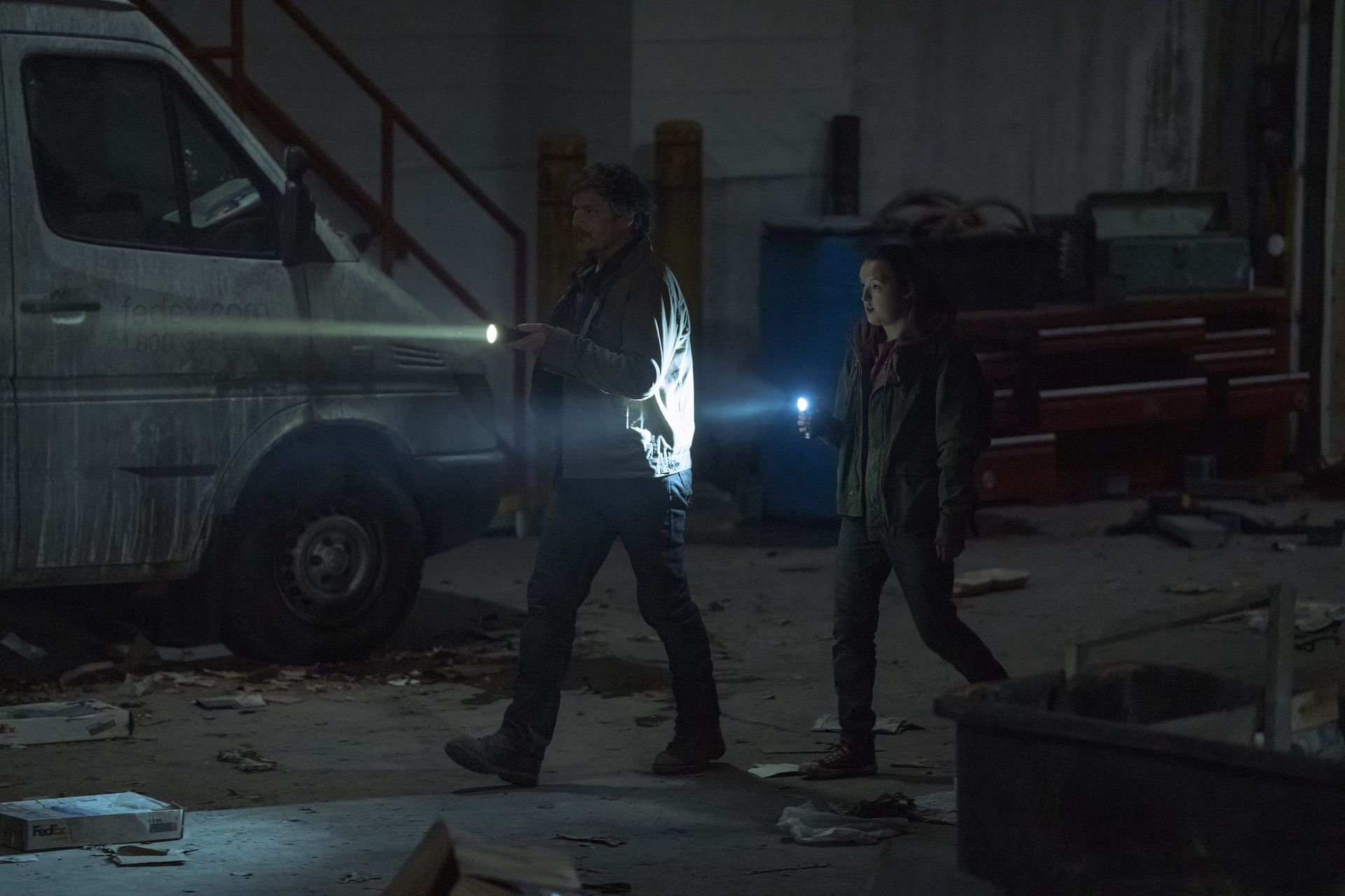 (L bis R) Pedro Pascal (als Joel) und Bella Ramsey (als Ellie) gehen in Folge 4 von HBOs The Last of Us an einem Auto vorbei