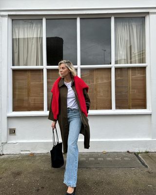 Influencer winter anti-trend outfits: Lindsey Holland in jeans, T-shirt and red jumper