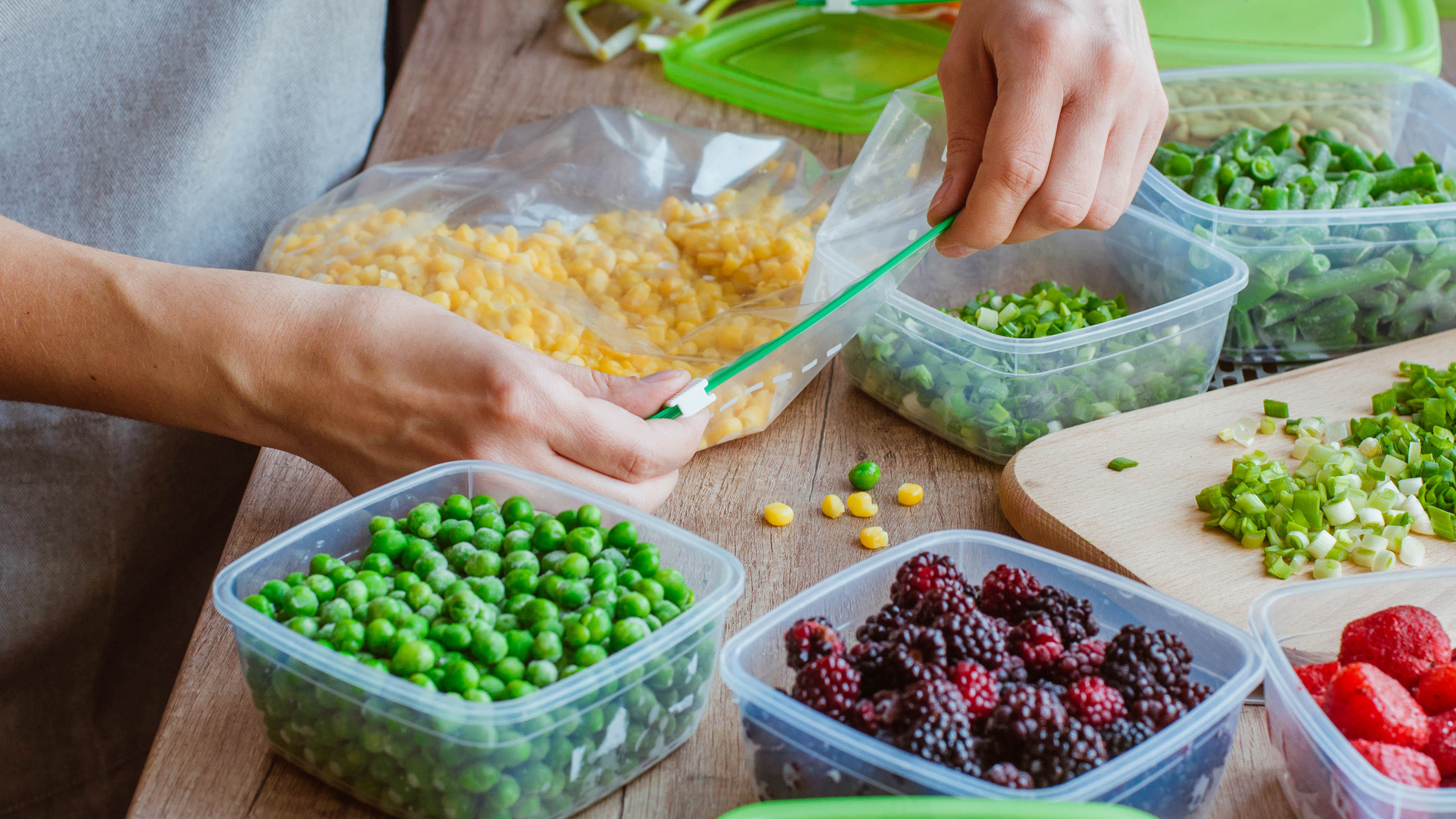 Sealing foods in plastic bags