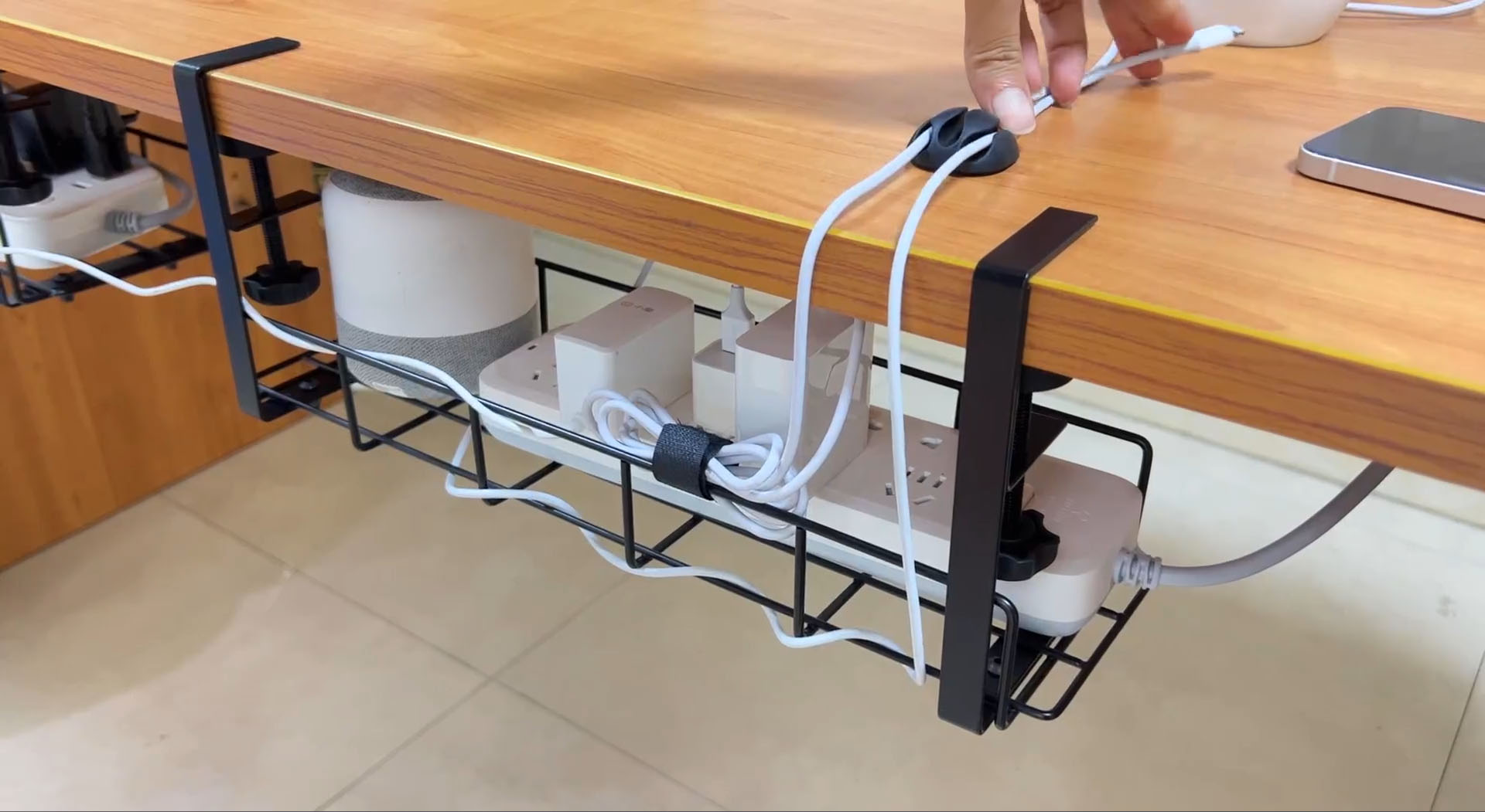 Поднос для прокладки кабеля под столом и липучка.