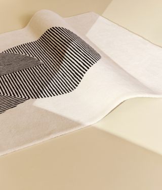 Black striped close-knit design carpet