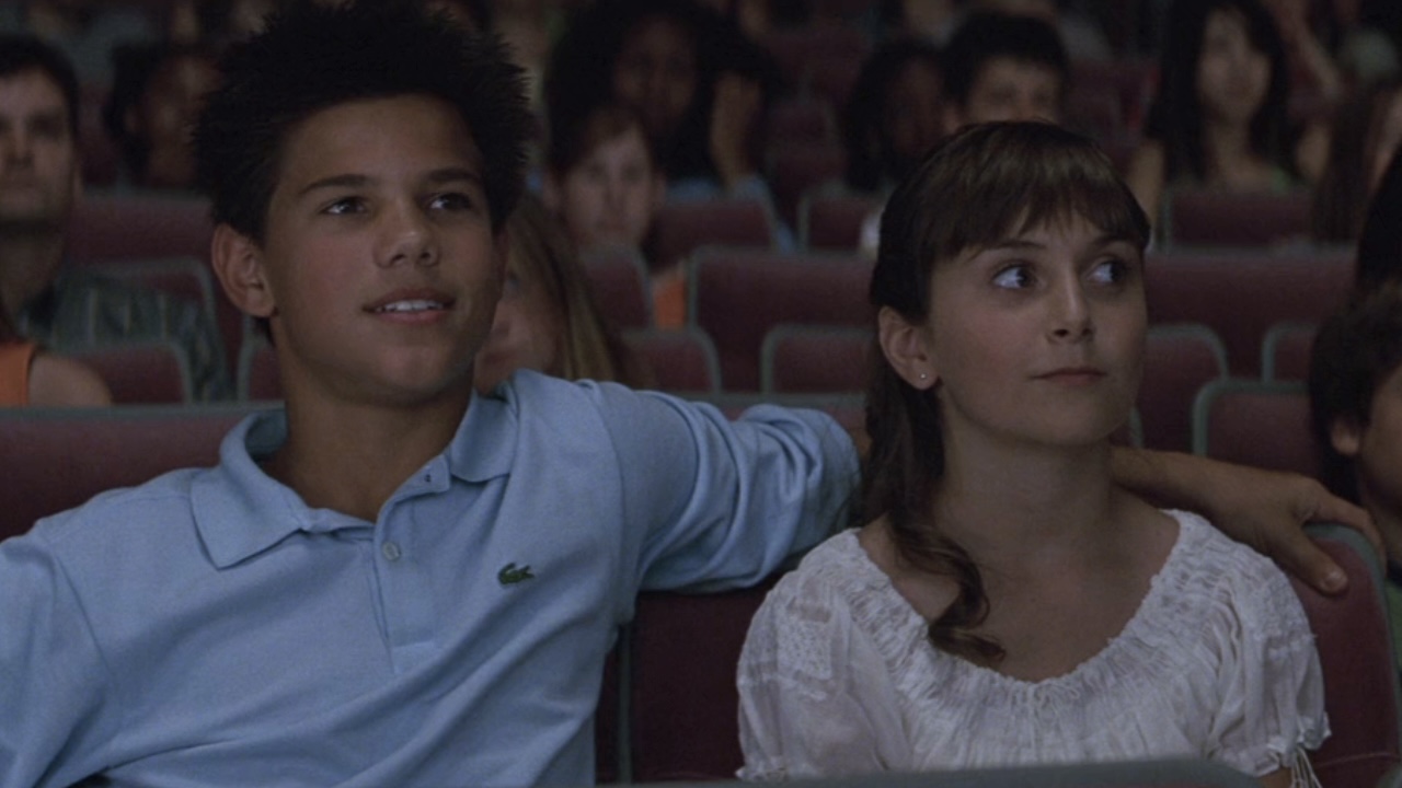 Taylor Lautner puts an arm around Alyson Stoner in Cheaper By The Dozen 2.