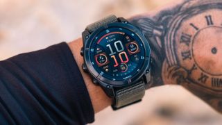 Garmin Fenix 8 horloge om pols van getatoeëerde man